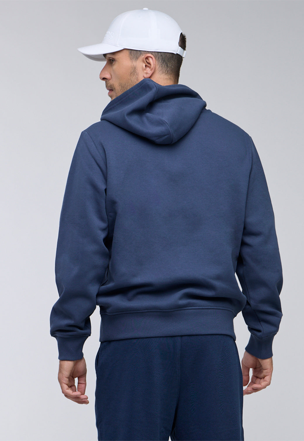 קפוצ'ון עם לוגו