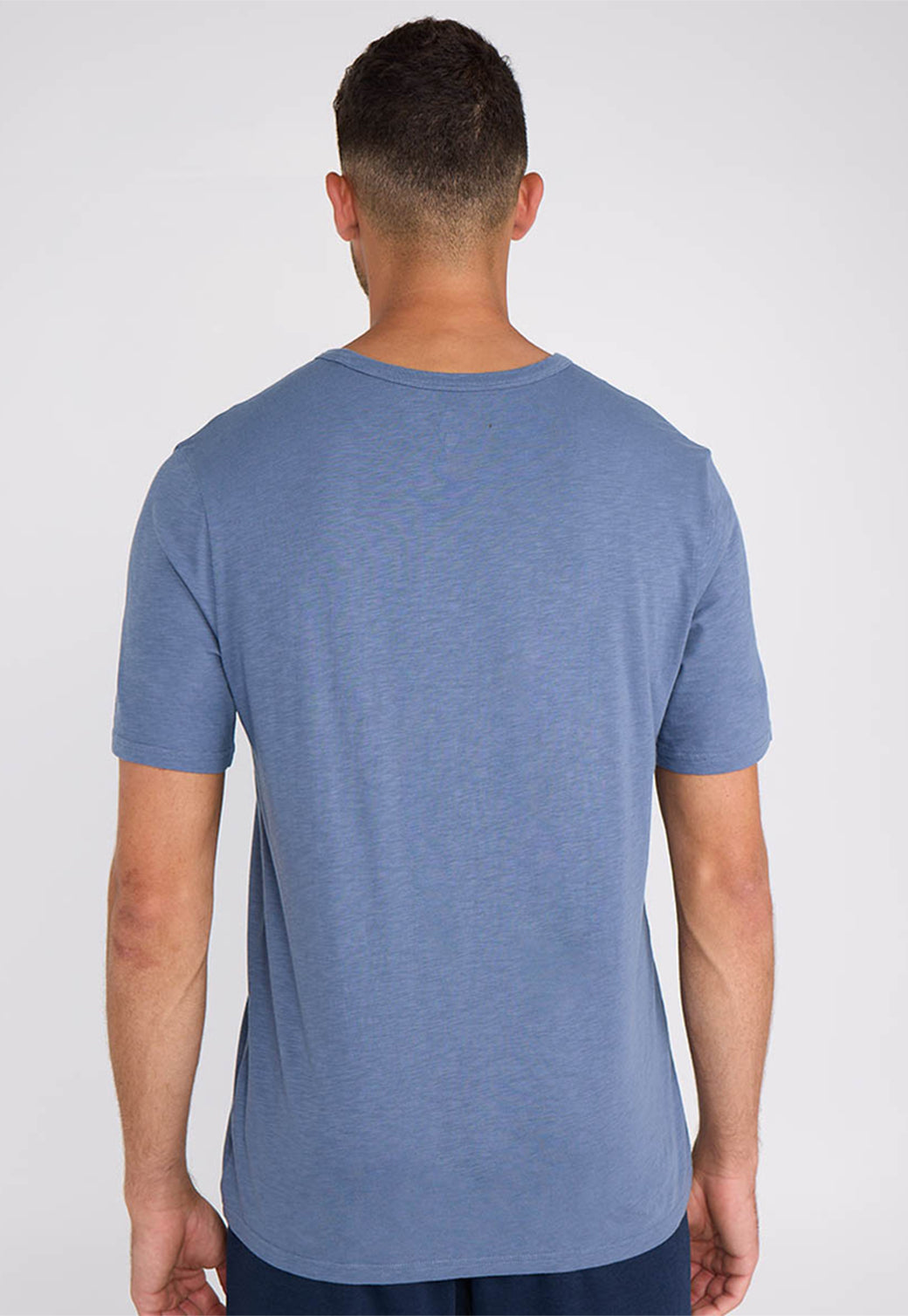 טישרט קצר עם כיס קדמי