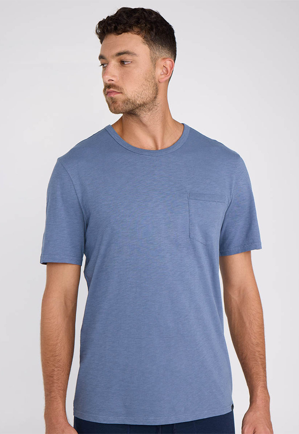 טישרט קצר עם כיס קדמי