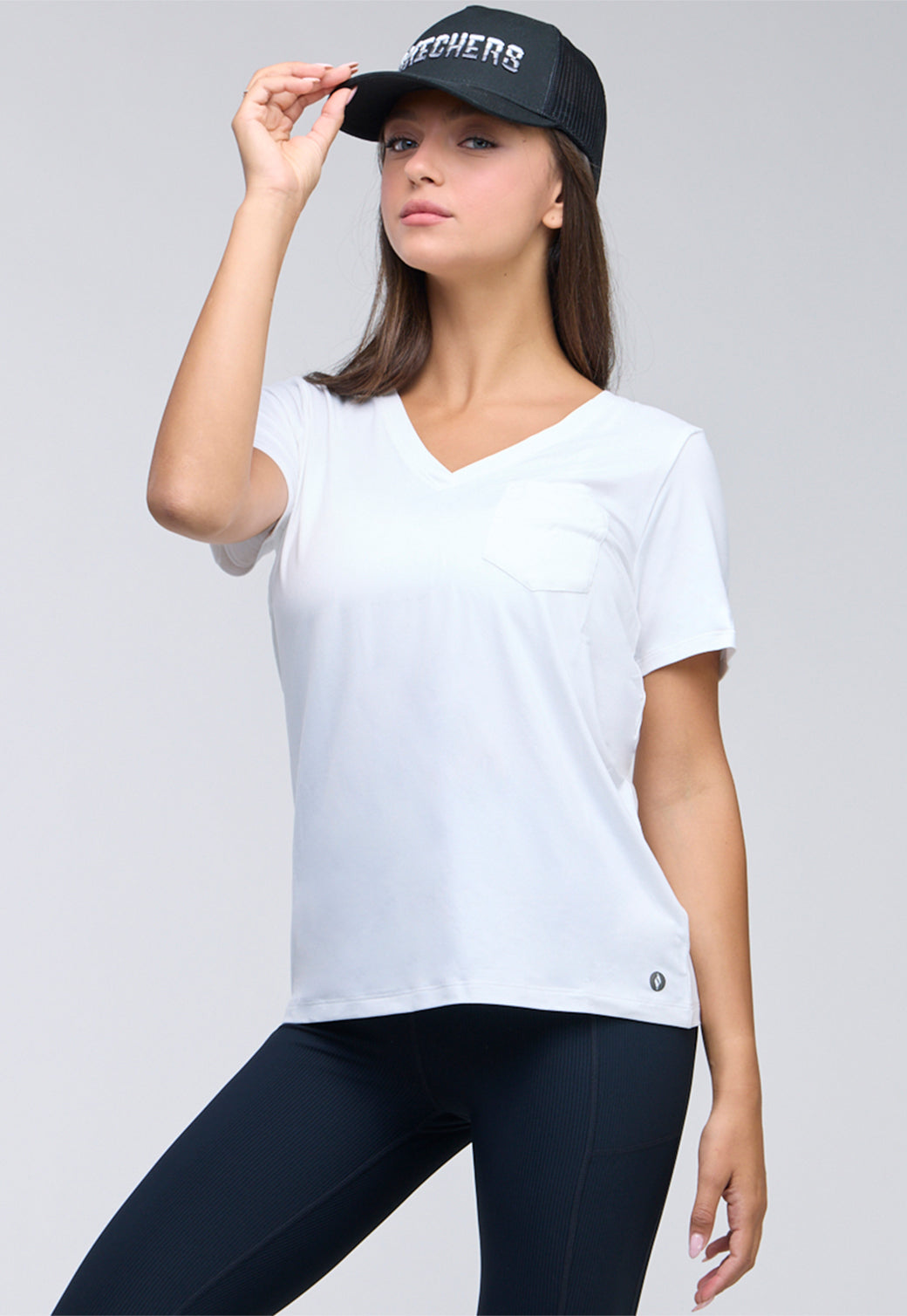 חולצת וי קצרה עם כיס קדמי