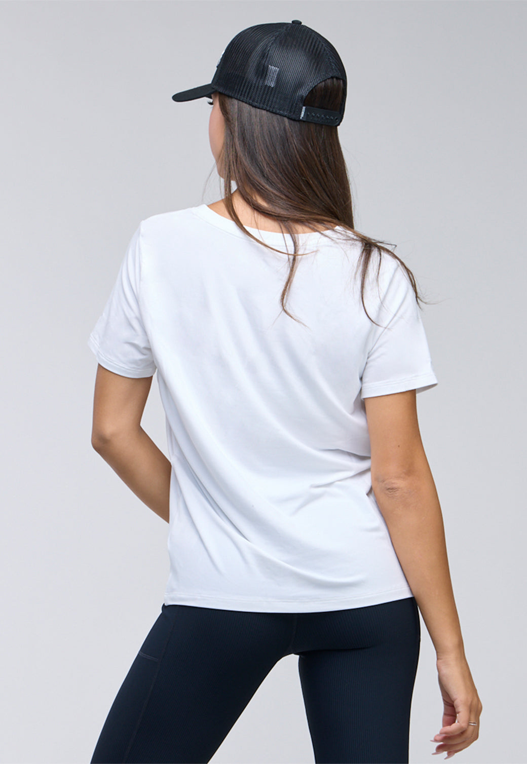 חולצת וי קצרה עם כיס קדמי