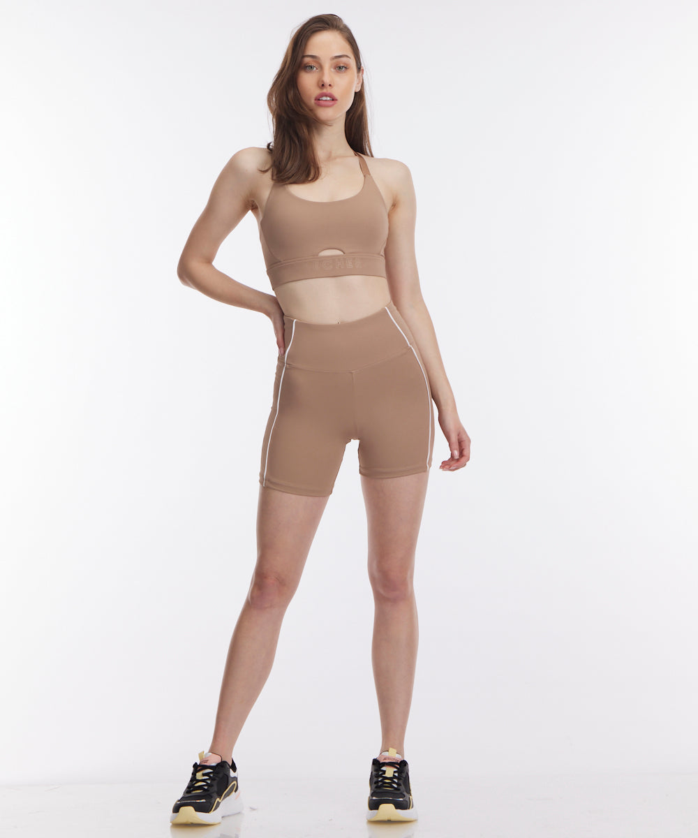 טייץ בייקר עם לוגו