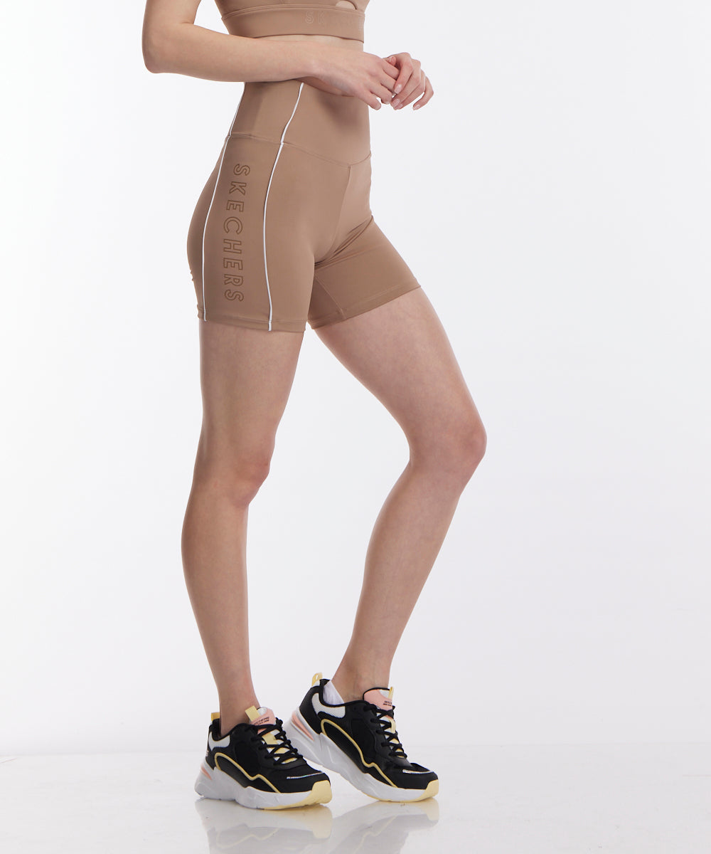 טייץ בייקר עם לוגו