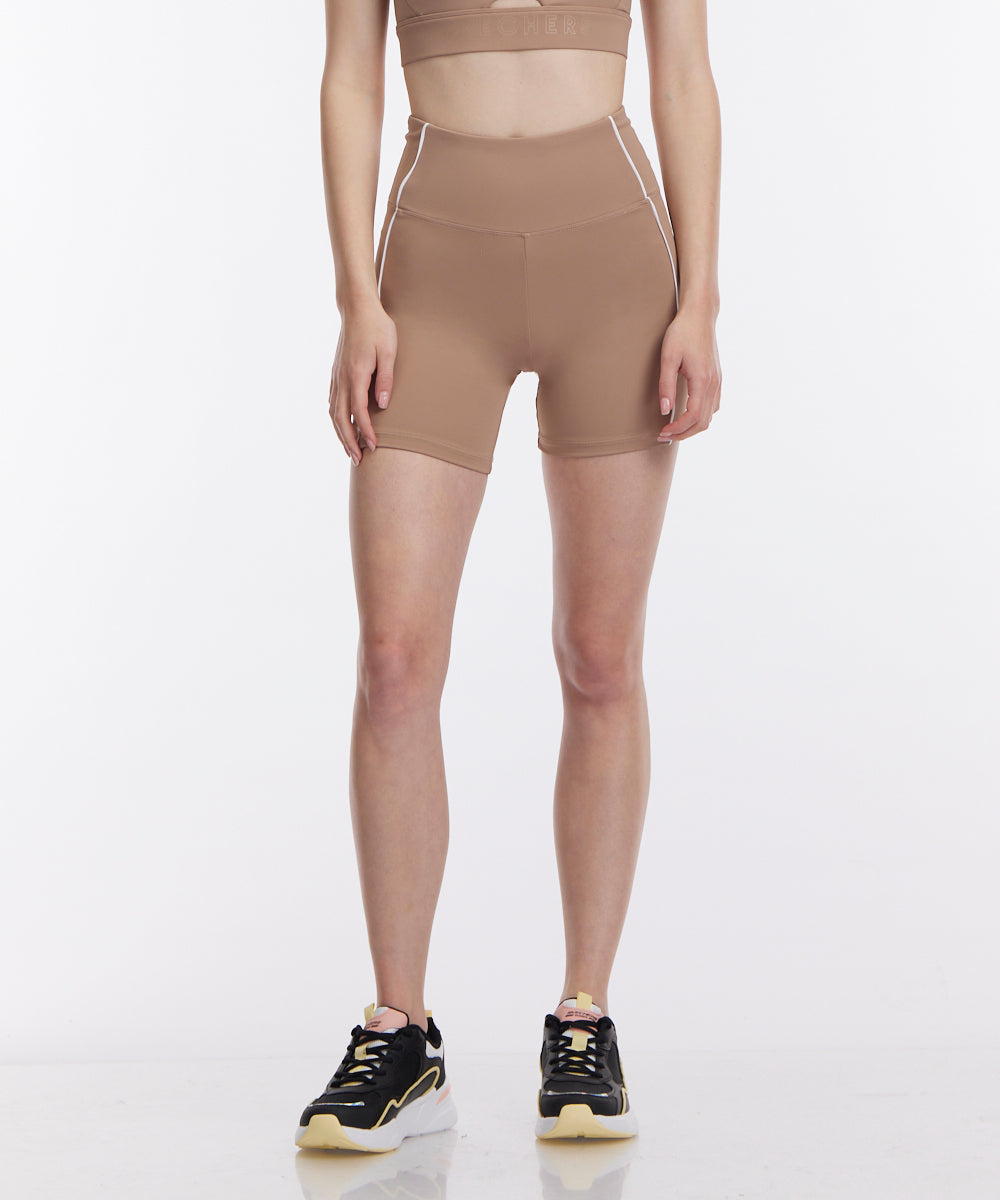 טייץ בייקר עם לוגו