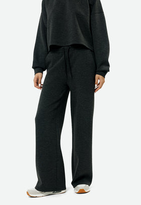 מכנס אינטרלוק בגיזרה מתרחבת צבע אפור