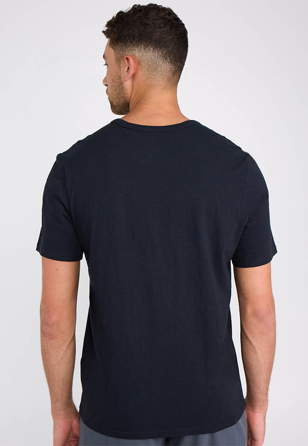 טישרט קצר עם כיס קדמי