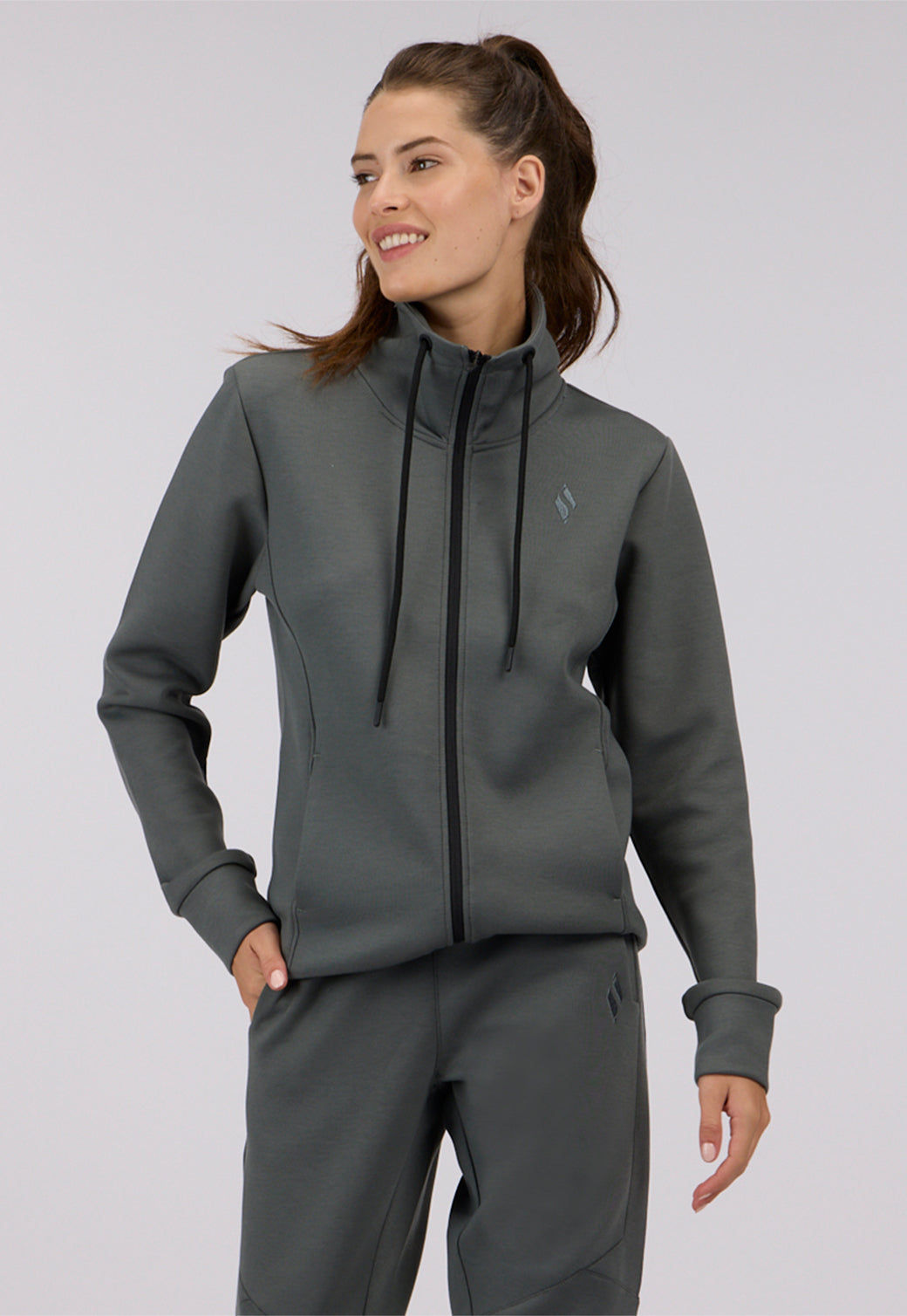 עליונית אינטרלוק עם לוגו רקום