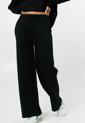 מכנס אינטרלוק בגיזרה מתרחבת צבע שחור