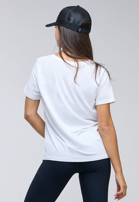 חולצת וי קצרה עם כיס קדמי